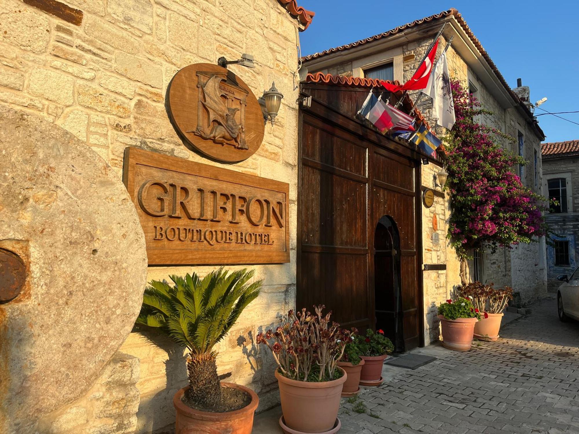 Griffon Hotel Yenifoca ภายนอก รูปภาพ